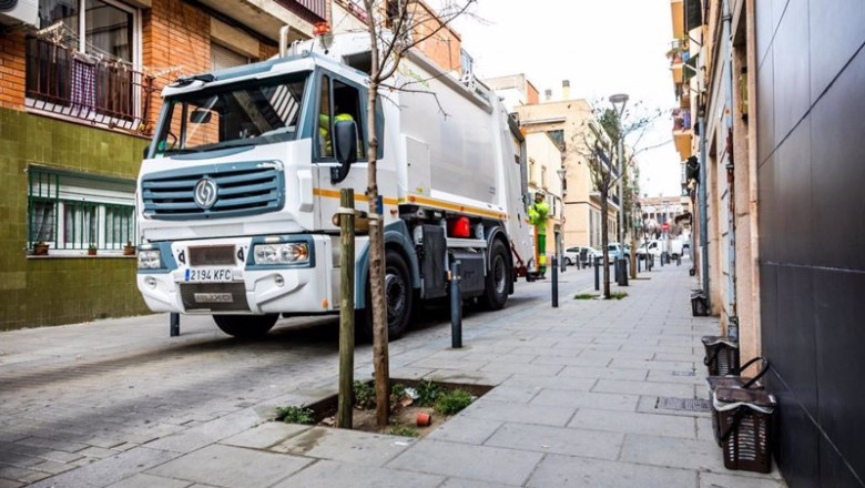 ep un camion ofrece servicio de recogida puerta a puerta en barcelona ep un camion ofrece servicio de recogida puerta a puerta en barcelona