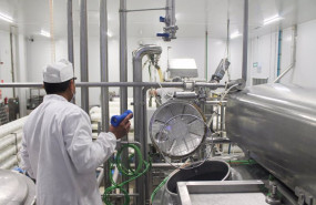 ep un operario trabaja en la sala de elaboracion de la fabrica don apolonio en malagon ciudad real