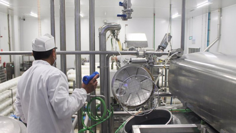 ep un operario trabaja en la sala de elaboracion de la fabrica don apolonio en malagon ciudad real
