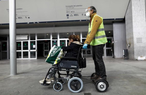ep un trabajador sanitario protegido lleva en silla de ruedas al exterior del hospital de campana