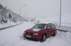 ep un vehiculo atrapado por la nieve en una de las carreteras de acceso al distrito de hortaleza en
