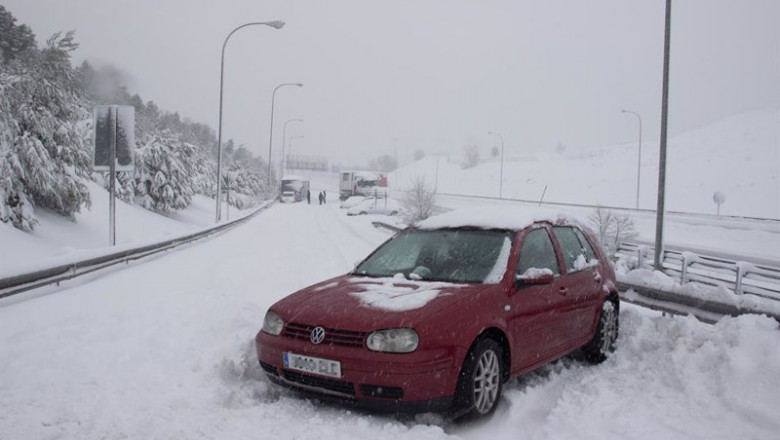 ep un vehiculo atrapado por la nieve en una de las carreteras de acceso al distrito de hortaleza en ep un vehiculo atrapado por la nieve en una de las carreteras de acceso al distrito de hortaleza en