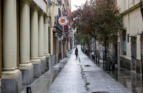 ep una persona camina por una calle de madrid vacia y con negocios cerrados durante el estado de