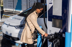 ep una persona cargando su modelo electrico volkswagen en una estacion de carga de zunder