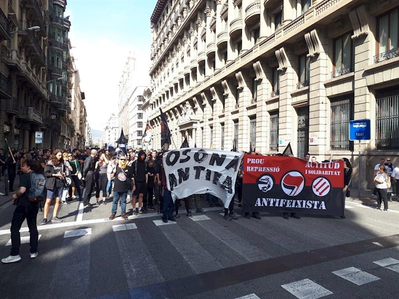 ep unos 250 antifascistas se manifiestan en barcelona contra el 12 de octubre