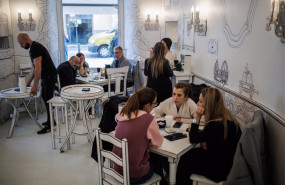 ep varias personas sentadas en las mesas de un bar