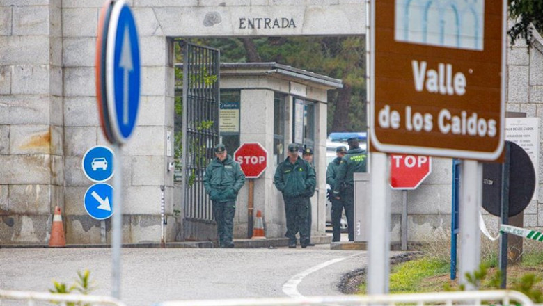 ep varios agentes de la guardia civil en la puerta de acceso del valle de los caidos a un dia de la