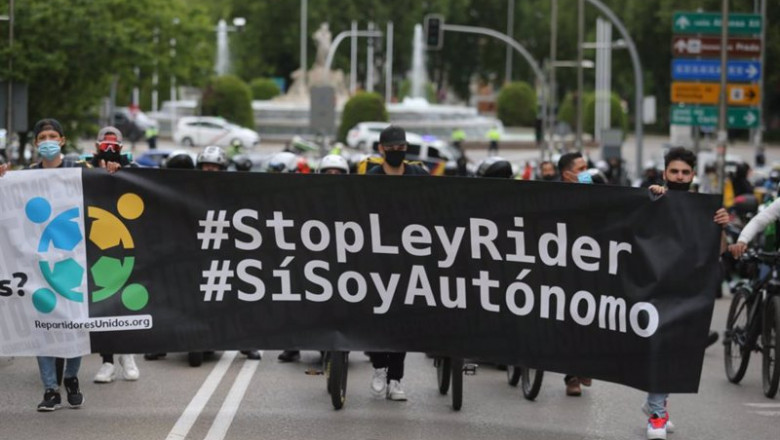 Varios riders a su llegada al Congreso con una pancarta en la que se lee: "#StopLeyRider, #Sísoyautónomo" durante una manifestación en Madrid | Isabel Infantes - Europa Press ep varios riders a su llegada al congreso con una pancarta en la que se lee stopleyrider