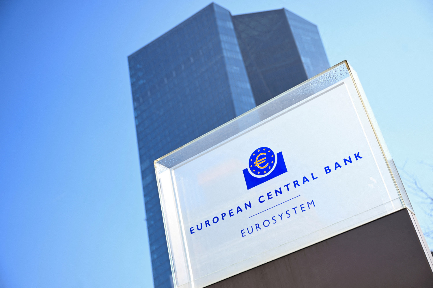 vue du siege de la banque centrale europeenne bce a francfort vue du siege de la banque centrale europeenne bce a francfort
