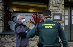 ep agentes de la guardia civil visitan una farmacia dentro de los dispositivos por el covid-19
