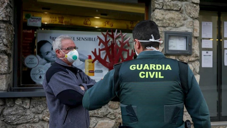 Agentes de la Guardia Civil visitan una farmacia dentro de los dispositivos por el Covid-19 | Ricardo Rubio - Europa Press ep agentes de la guardia civil visitan una farmacia dentro de los dispositivos por el covid-19
