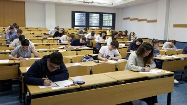 ep alumnosla olimpiadaeconomiala uji alumnos examen clase aula