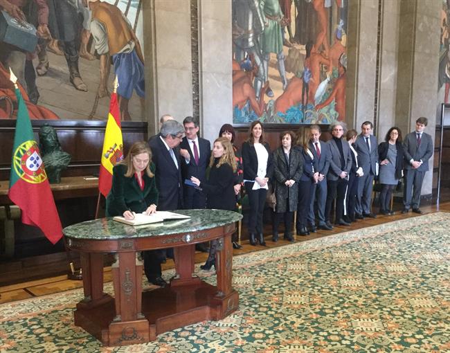 Ana Pastor firma en el libro de Honor de la Asamblea Nacional de Portugal | CONGRESO ep ana pastor firmalibrohonorla asamblea nacionalportugal