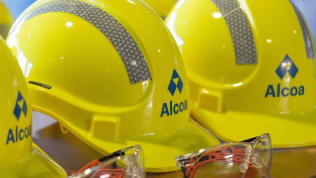 ep archivo   cascos de trabajadores de alcoa