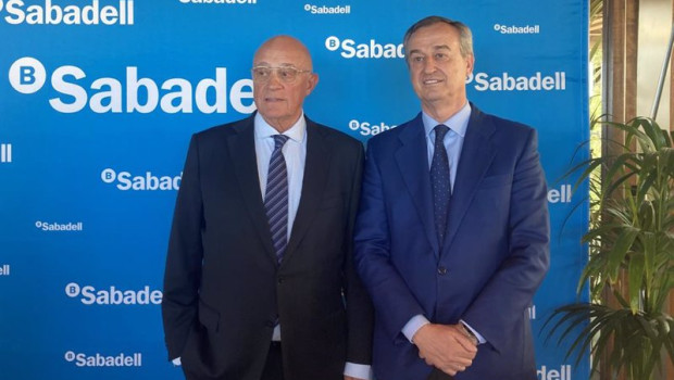 ep archivo   el presidente de banco sabadell josep oliu y el consejero delegado cesar gonzalez bueno