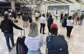 ep archivo   familiares esperan en la terminal t4 del aeropuerto adolfo suarez madrid   barajas en