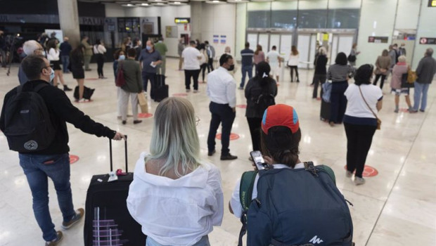 ep archivo   familiares esperan en la terminal t4 del aeropuerto adolfo suarez madrid   barajas en