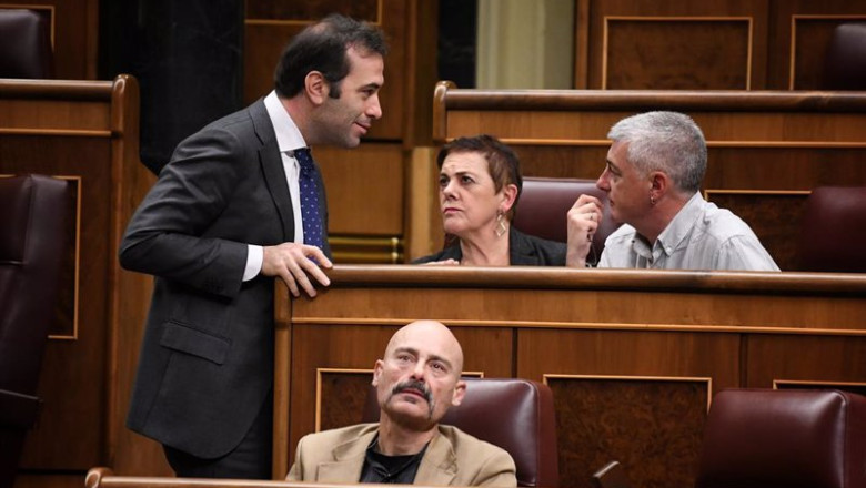 ep archivo i d el ministro de economia y comercio carlos cuerpo conversa con los diputados de eh ep archivo i d el ministro de economia y comercio carlos cuerpo conversa con los diputados de eh