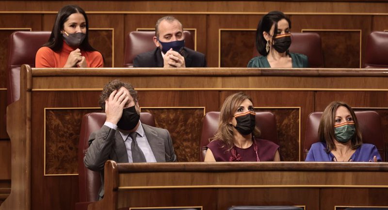 ep archivo la bancada de vox en el congreso con su portavoz ivan espinosa de los monteros abajo a ep archivo la bancada de vox en el congreso con su portavoz ivan espinosa de los monteros abajo a