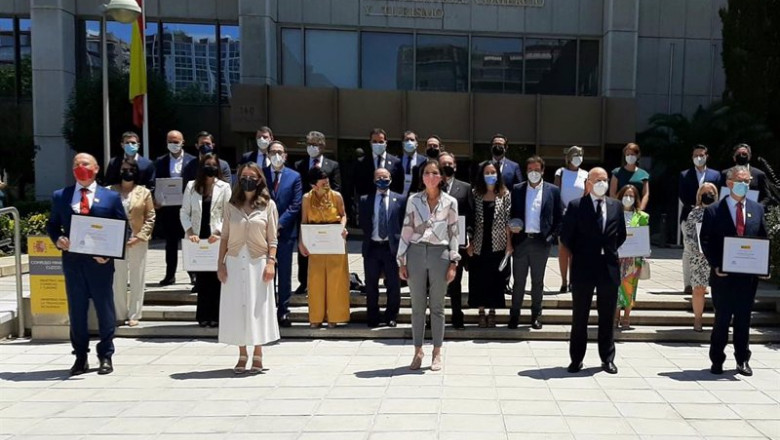 Archivo - La ministra de Industria, Comercio y Turismo, Reyes Maroto, y la secretaria de Estado de Comercio, Xiana Méndez, junto a los premiados de los Premios Nacionales de Comercio Interior 2020. | MINCOTUR - Archivo ep archivo la ministra de industria comercio y turismo reyes maroto y la secretaria de estado de