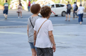 ep archivo   mujeres pensionistas paseando por una calle de madrid