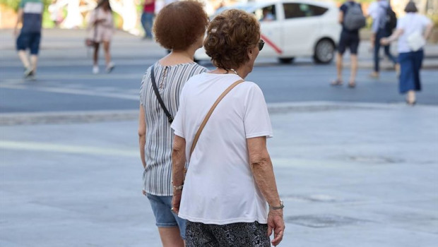ep archivo   mujeres pensionistas paseando por una calle de madrid