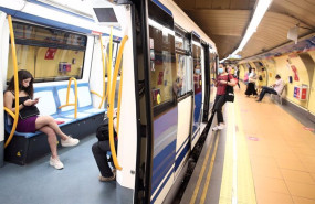 ep archivo pasajeros en un tren parada en el anden de la estacion de metro de san bernardo en ep archivo pasajeros en un tren parada en el anden de la estacion de metro de san bernardo en