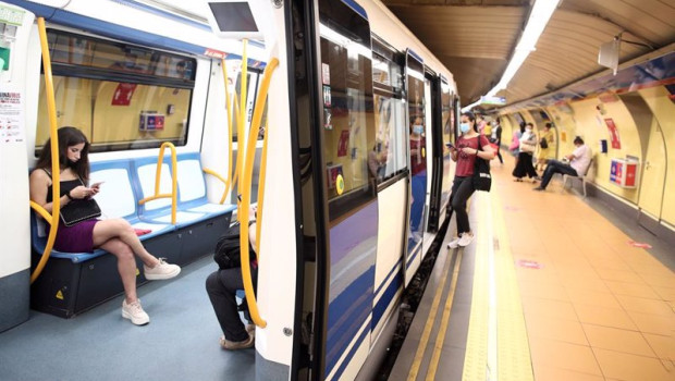 ep archivo   pasajeros en un tren parada en el anden de la estacion de metro de san bernardo en