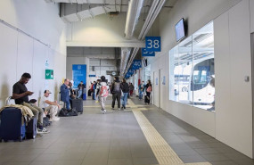 ep archivo   personas esperando en las darsenas de la estacion sur de autobuses de mendez alvaro
