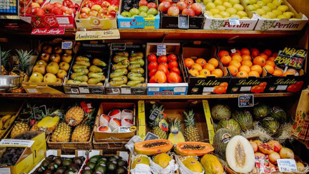 ep archivo   piezas de frutas y hortalizas en la fruteria