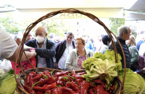 ep archivo   pimientos rojos en la feria del agro vasco del ultimo lunes de octubre a 31 de octubre