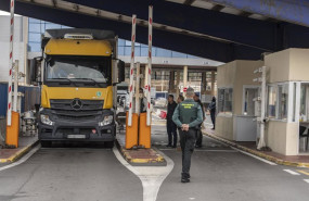 ep archivo un agente de guardia civil delante del primer camion a su paso por la aduana comercial ep archivo un agente de guardia civil delante del primer camion a su paso por la aduana comercial