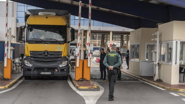 ep archivo un agente de guardia civil delante del primer camion a su paso por la aduana comercial ep archivo un agente de guardia civil delante del primer camion a su paso por la aduana comercial