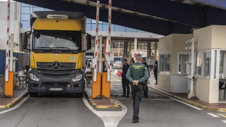 ep archivo   un agente de guardia civil delante del primer camion a su paso por la aduana comercial