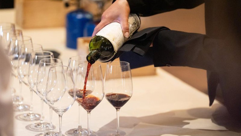 ep archivo un sumiller sirve vino ep archivo un sumiller sirve vino
