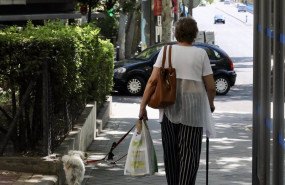 ep archivo   una mujer de la tercera edad pasea con su perro por una calle de madrid 26 de julio de