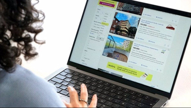 ep archivo   una persona buscando vivienda en el portal de idealista