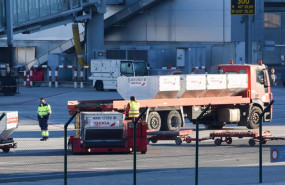 ep archivo   varios trabajadores de handling de iberia