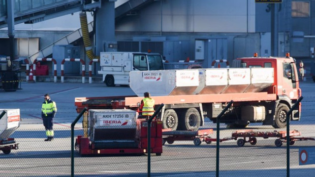 ep archivo   varios trabajadores de handling de iberia