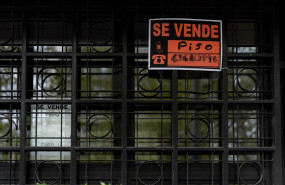 ep archivo   vista de un cartel de se vende en un portal de madrid