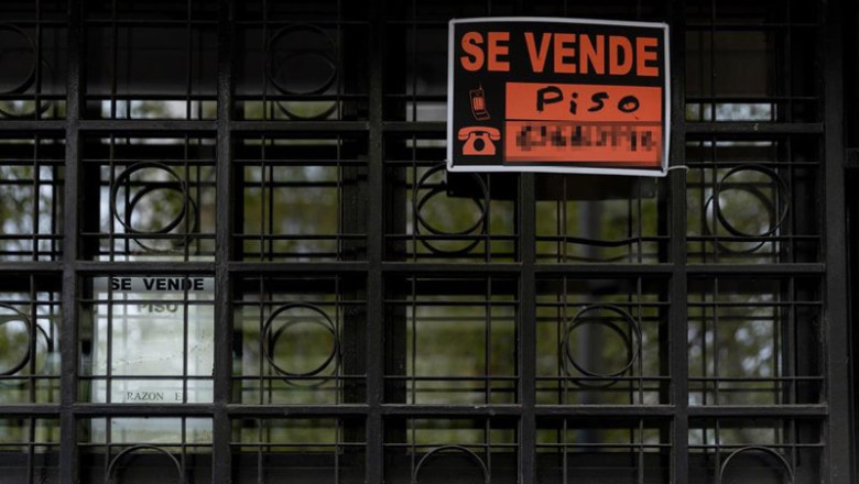 ep archivo vista de un cartel de se vende en un portal de madrid ep archivo vista de un cartel de se vende en un portal de madrid