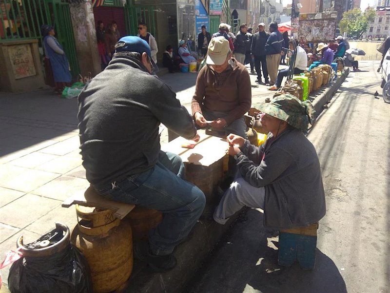 ep bolivianos esperan para hacerse con bombonas de gas en la paz