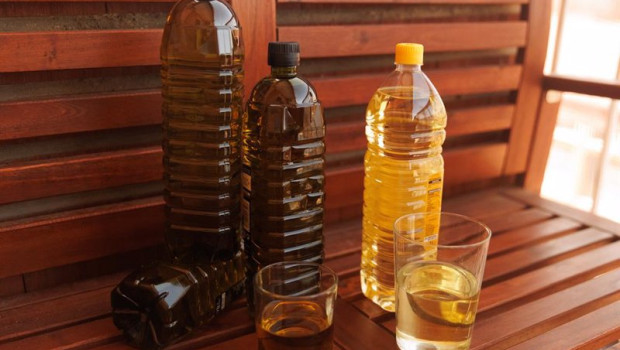 ep botellas y vasos de aceite