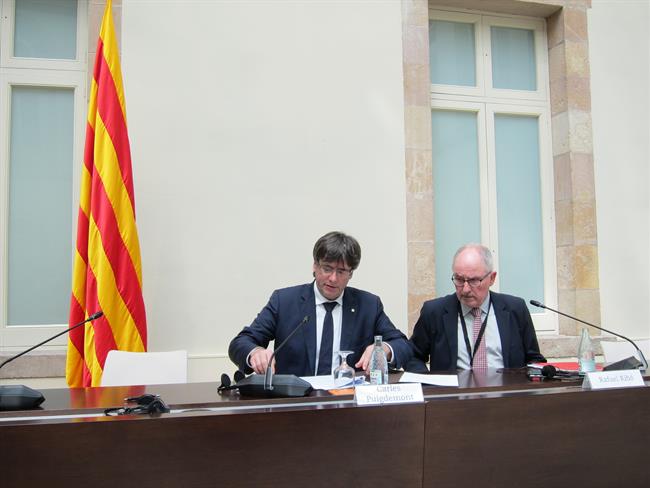 Carles Puigdemont, presidente de la Generalitat; Rafael Ribó, síndic de Greuges | EUROPA PRESS ep carles puigdemont presidentela generalitat rafael ribo sindicgreuges