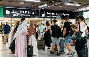 ep decenas de personas en la estacion de trenes puerta de atocha almudena grandes a 24 de julio de