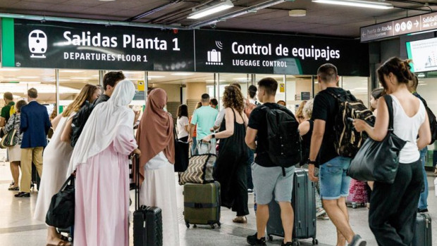 ep decenas de personas en la estacion de trenes puerta de atocha almudena grandes a 24 de julio de