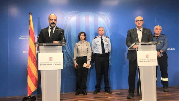 ep en el atril el conseller de interior de la generalitat miquel buch y el director del servei catal