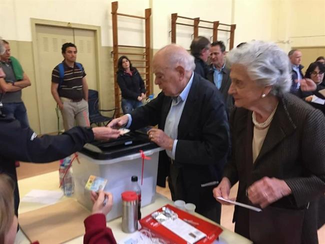 Jordi Pujol y Marta Ferrusola votan en el referéndum del 1-O | ASSOCIACIÓ SERVIOL ep jordi pujolmarta ferrusola votanreferendum1-o