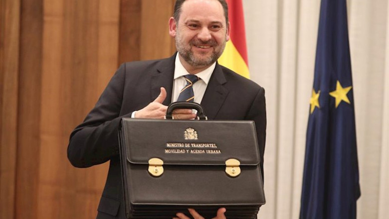 José Luis Ábalos posa con la cartera del nuevo Ministerio de Transportes, Movilidad y Agenda Urbana | Eduardo Parra - Europa Press ep jose luis abalos posa con la cartera del nuevo ministerio de transportes movilidad y agenda