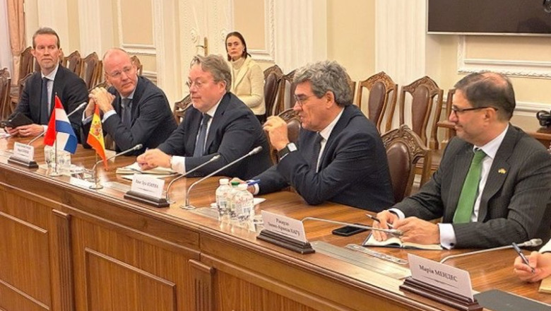José Luis Escrivá, gobernador del Banco de España, en el Ministerio de Economía ucraniano ante su titular, Oleksii Sobolev (el primero por la izquierda). | BANCO DE ESPAÑA ep jose luis escriva gobernador del banco de espana en el ministerio de economia ucraniano ante su